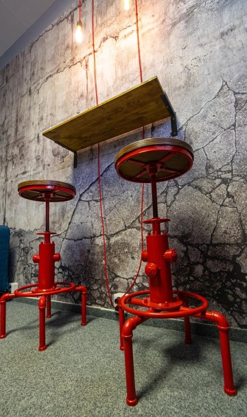 industry červené taburety