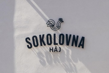 logo železné na fasadu