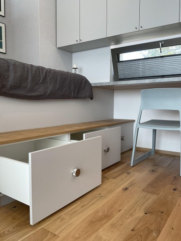 zvýšená postel na míru od truhláře