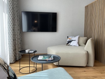 interier garsonky, modularni sedačka