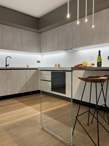 kuchyně se skleněnou nohou