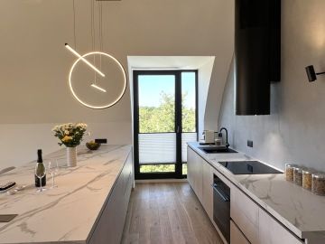 kuchyně s obrovským ostrůvkem