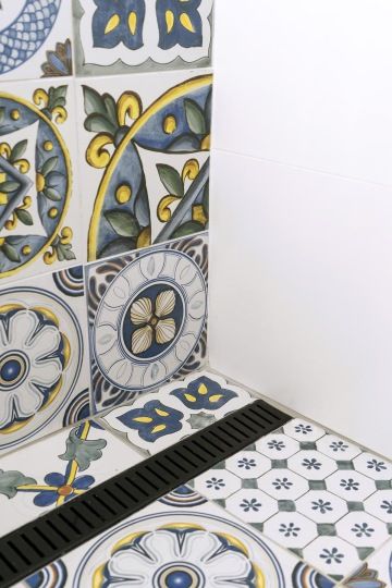 barevná dlažba s motivy