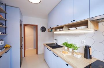 modrá kuchyně od truhláře