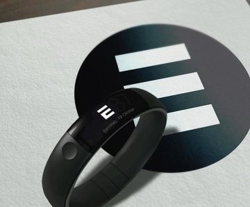 logo minimalist watch