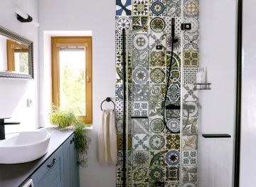 mini barevná koupelna