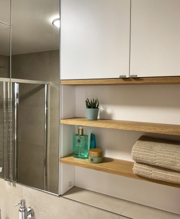 skrinka na miru v koupelne